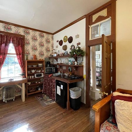 The Victorian Cottage At Creekside Camp & Cabins Marble Falls Dış mekan fotoğraf