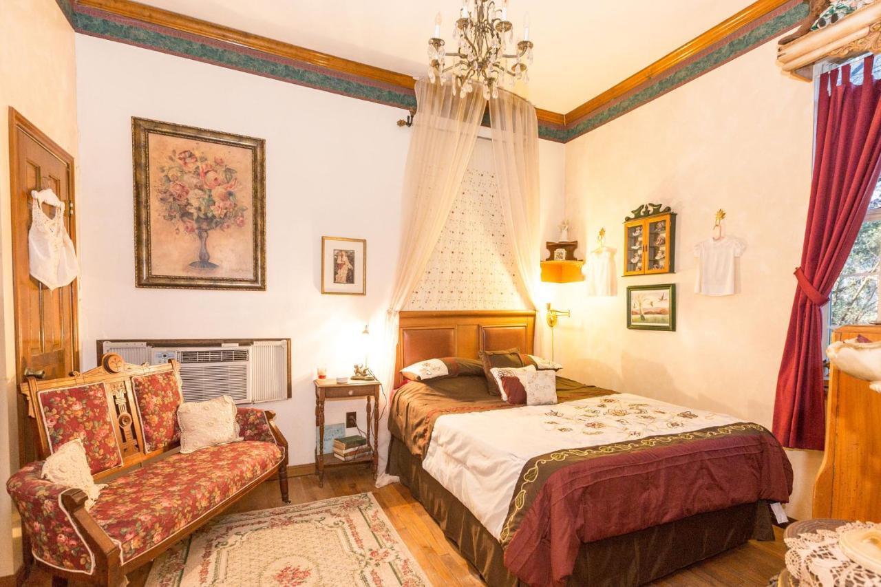 The Victorian Cottage At Creekside Camp & Cabins Marble Falls Dış mekan fotoğraf