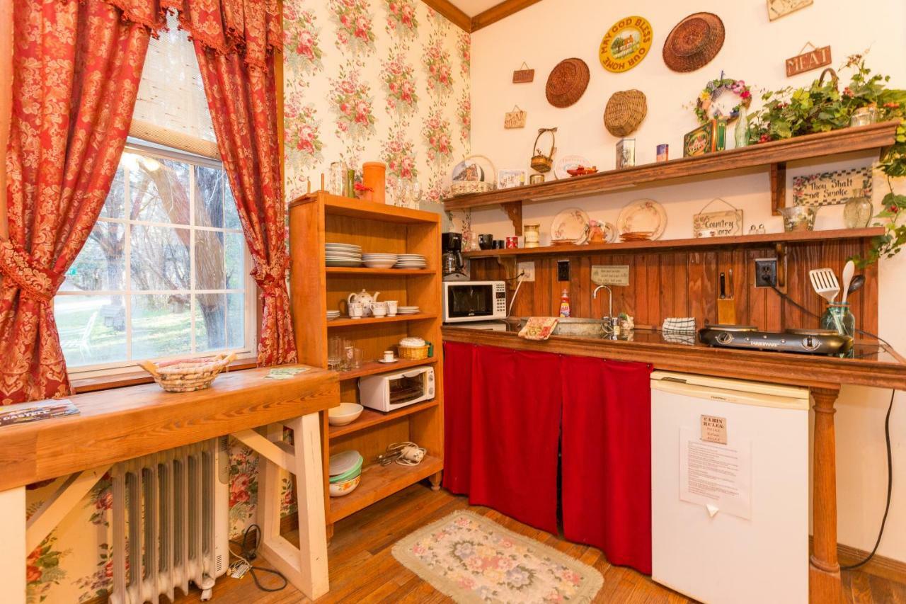 The Victorian Cottage At Creekside Camp & Cabins Marble Falls Dış mekan fotoğraf